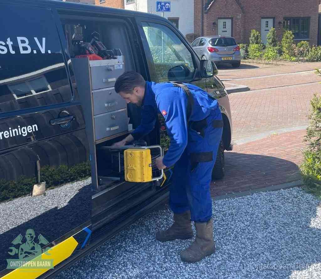 Monteur pakt gereedschap uit de bus, bespaartips voor riool ontstoppen in Baarn