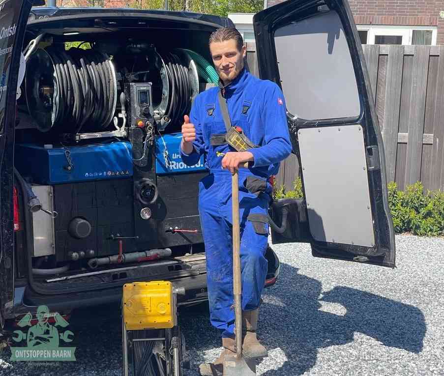 Een tevreden monteur met opgestoken duim na een geslaagde klus, slim ingrijpen bespaart kosten bij een verstopte wc in Baarn