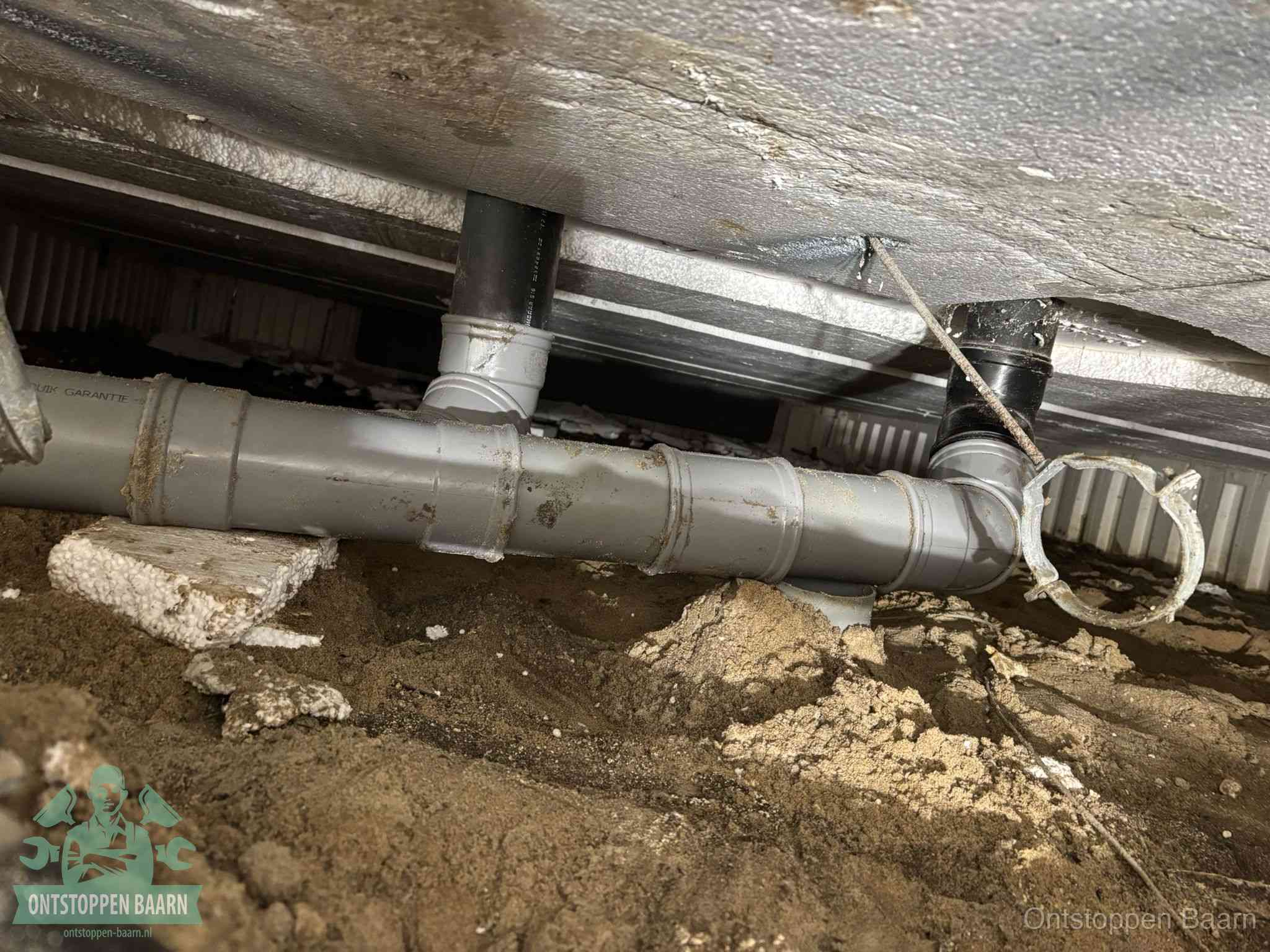 PVC-buizen in de kruipruimte van een gemengd of gescheiden rioolstelsel in Baarn
