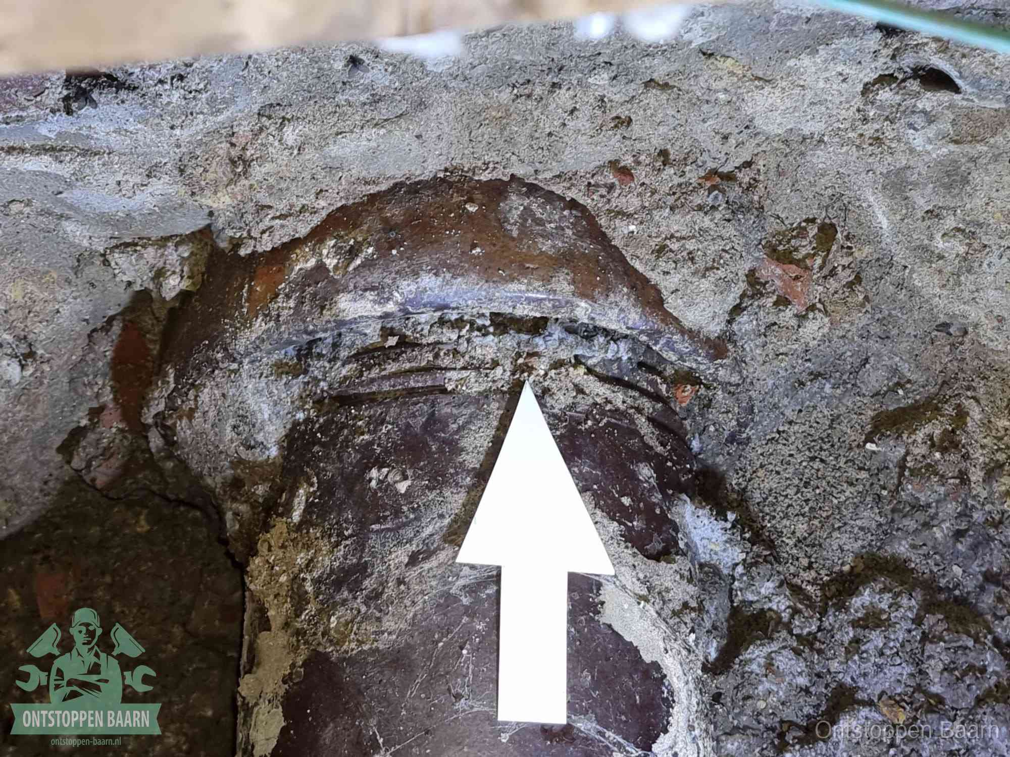 Blootgelegde oude rioolaansluiting met een scheur als oorzaak van een rioolverstopping in Baarn
