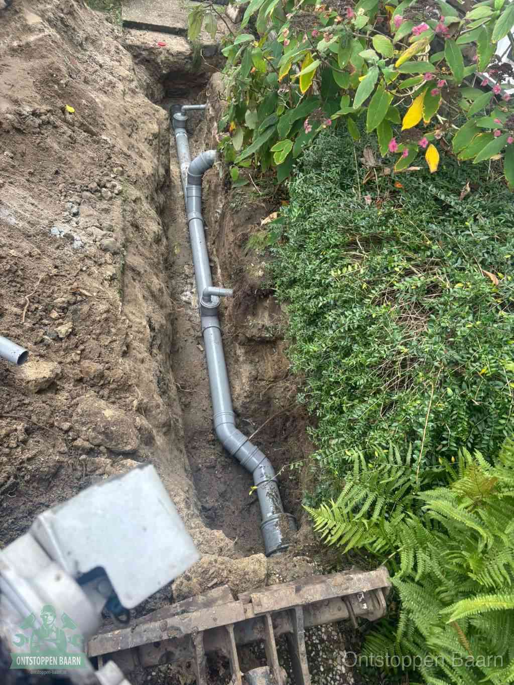 Open sleuf met nieuwe PVC-buizen, riool repareren en vervangen in Baarn