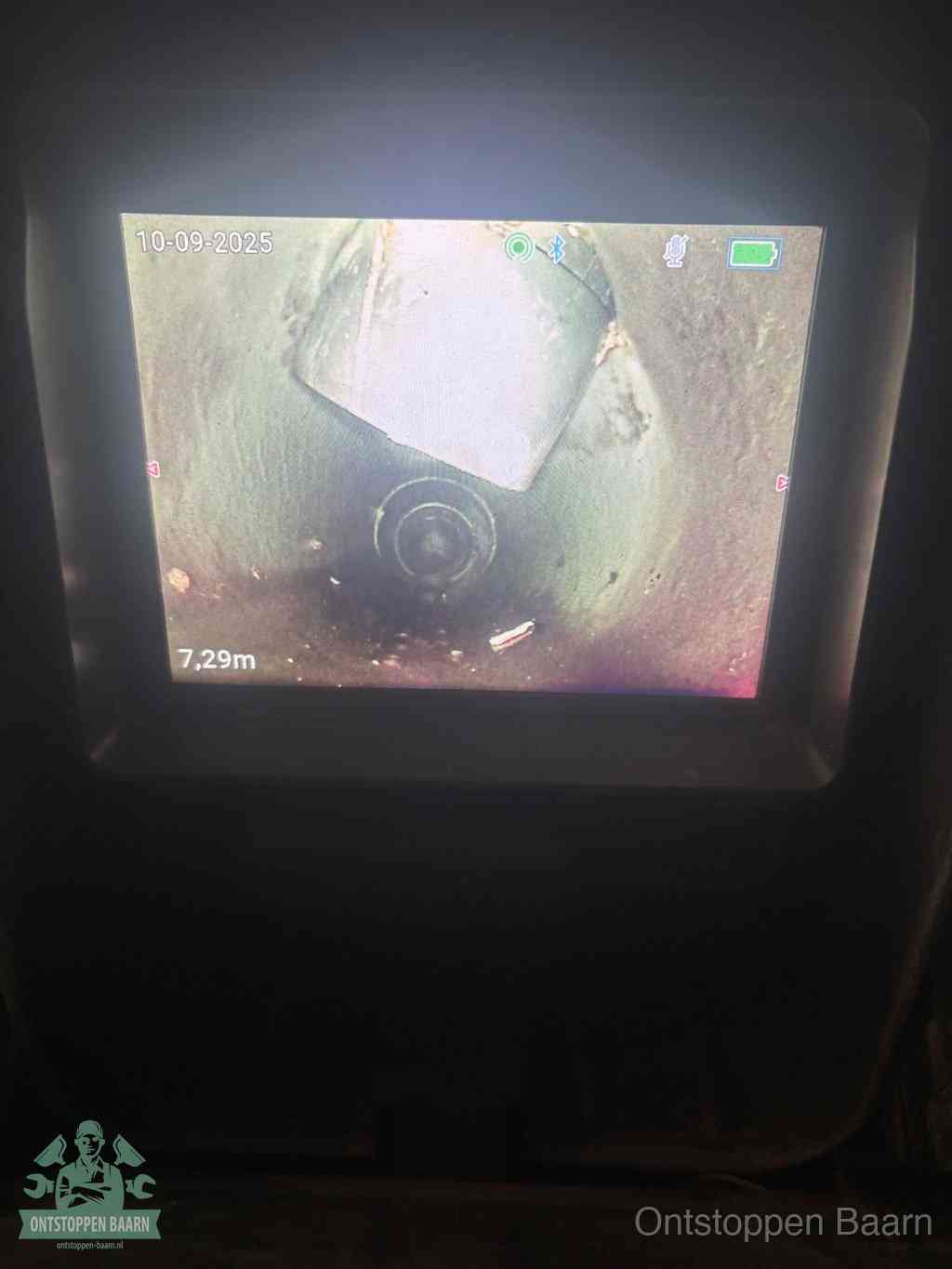 Camerabeeld van een verzakte rioolbuis diep onder de grond, een rioolverzakking in Baarn