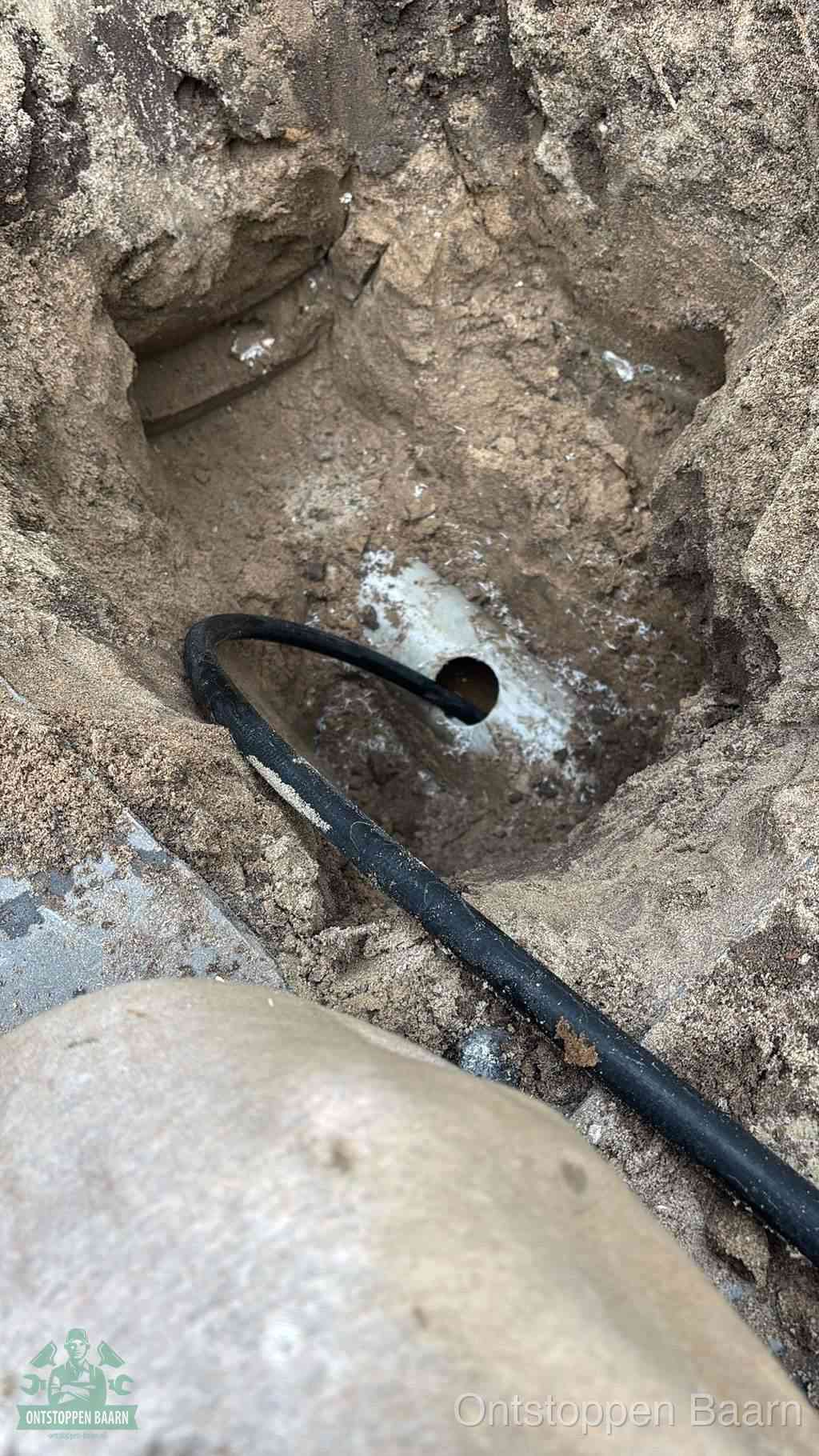 Uitgegraven rioolbuis in de grond, hulp om zelf het riool te ontstoppen in Baarn